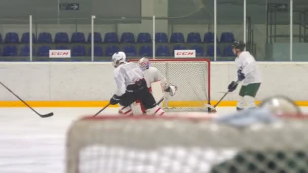 Olahragawan berjuang untuk keping dengan tongkat skating di sepanjang arena es — Stok Video