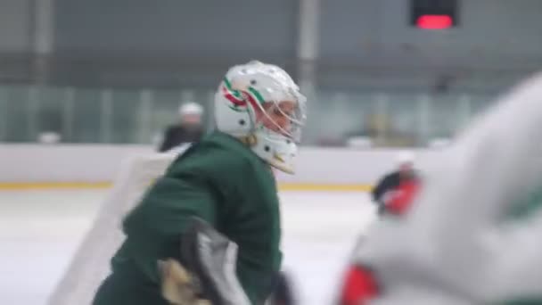 Hockey keeper verdedigt poorten tegen spelers aanval op de ijsbaan — Stockvideo