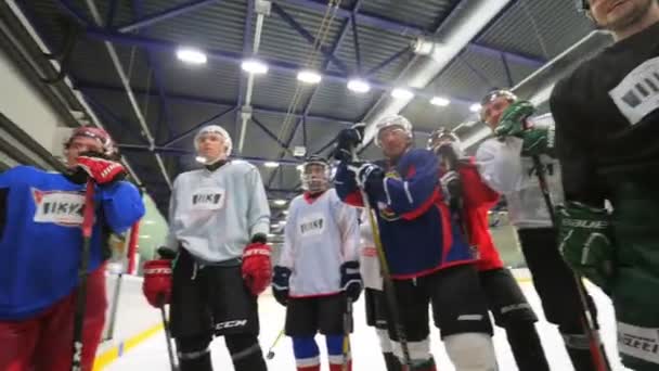Hockeyteam deelnemers staan op de ijshal in het stadion — Stockvideo