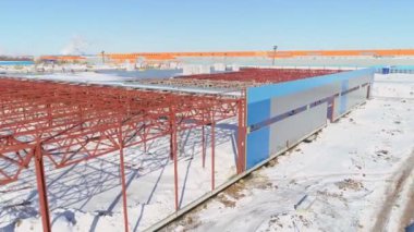 Gelecekteki atölyenin ve inşaat alanındaki yolun kırmızı leşi.