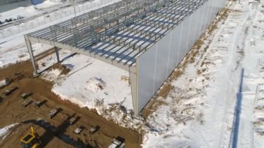 Üretim kompleksinde metal leşleri olan büyük bir depo.