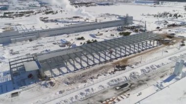 Kışın metal leşi ve kamyonu olan atölye binası