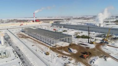 İnşaat alanında büyük bir atölye iskeleti.