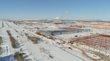 Karlı bölgede leşli endüstriyel kompleks hava manzarası