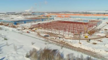 Üretim kompleksi kışın bitmemiş bir depo