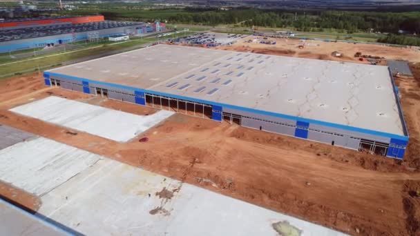 Edifício de armazéns com telhado plano em canteiro de obras aberto — Vídeo de Stock