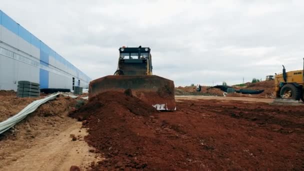 Buldozer rakes úrovně pozemní jízdy na staveništi — Stock video
