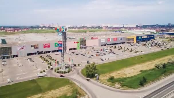 Parcheggio e guida auto vicino all'ipermercato contemporaneo — Video Stock