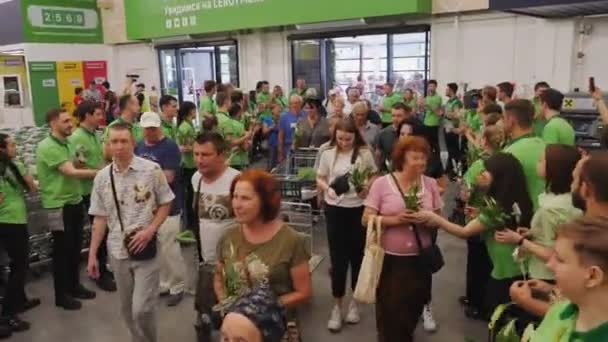 Gut gelaunte Menschen kommen an den Verkäufern vorbei in den Supermarkt — Stockvideo