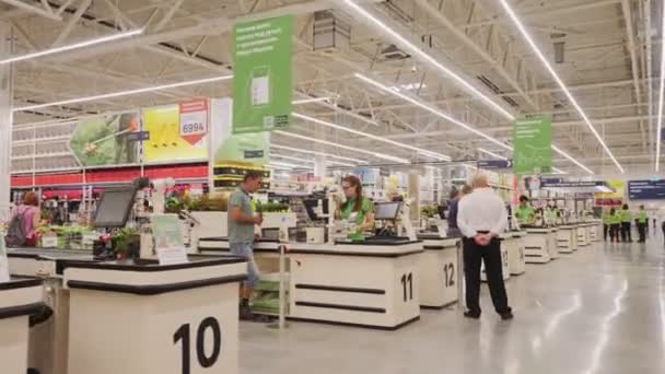 Man står nära kassan skrivbord med ung kvinna i snabbköpet — Stockvideo