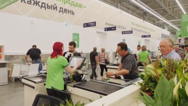 Kasir wanita melayani pelanggan di tempat kerja di supermarket — Stok Video