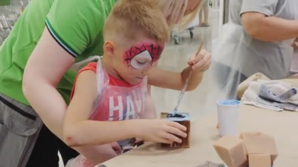 Petit garçon avec Spiderman peinture image bloc en bois — Video
