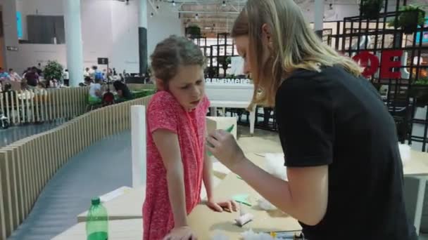 Mujer ayuda niña coser juguete tomando parte en masterclass — Vídeos de Stock