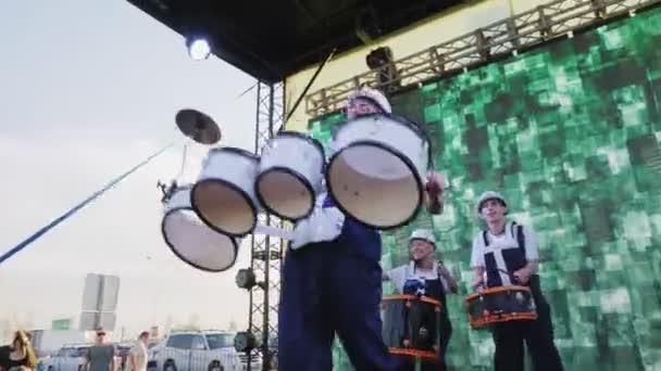Músico em terno construtor toca bateria com banda no palco — Vídeo de Stock