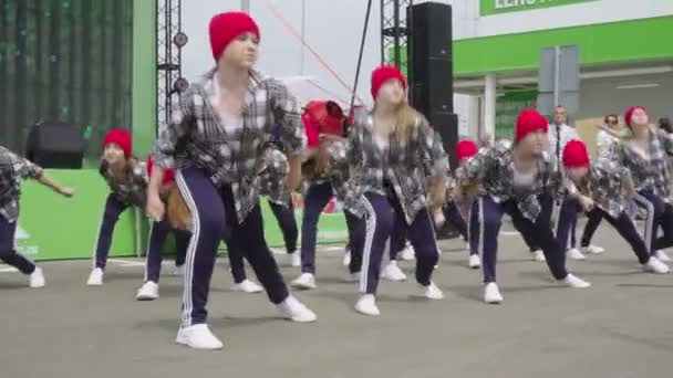 Підлітки виконують сучасні танці на сцені на концерті. — стокове відео