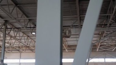 İşçiler deponun tavan kirişini kontrol ediyor.