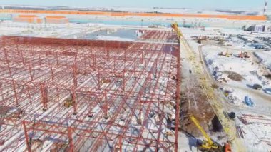 Fabrika inşaatındaki kırmızı cesedin yanında sarı turnalar var.