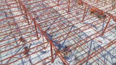 Endüstriyel inşaat alanında bir depo leşi.