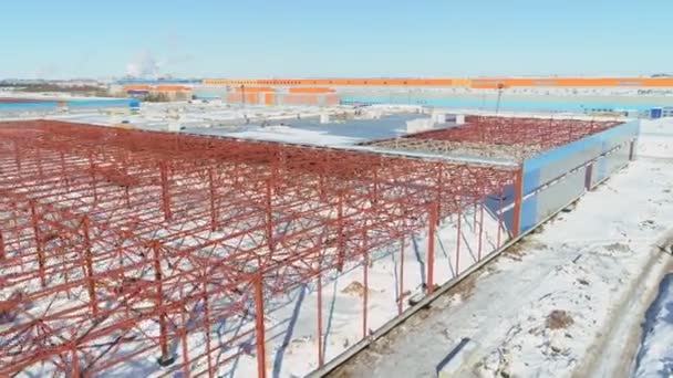 Rood karkas op de bouwplaats van de productie-installatie in de winter — Stockvideo