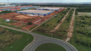 Çayırların arasında, fabrika şantiyesinin yanındaki yol kavşağı.
