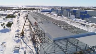 İnşaat alanında fabrika atölyesi inşaatı kış günü