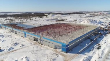 Metal leşli atölye ve kışın bitmemiş çatı