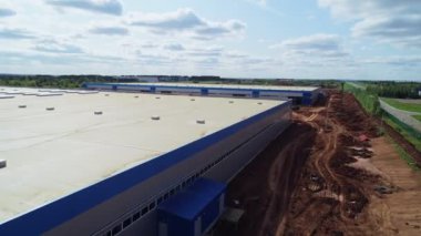 Endüstriyel kompleksinde düz çatıları olan depo binaları