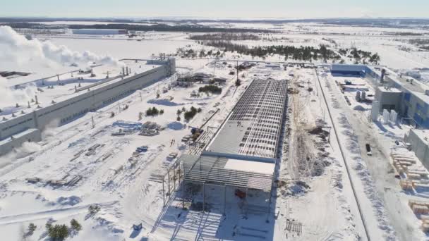 Magazyn przyszłości z metalową padliną i robotnikami w zimie — Wideo stockowe