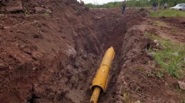 İnşaat alanında boruları olan bir siper.