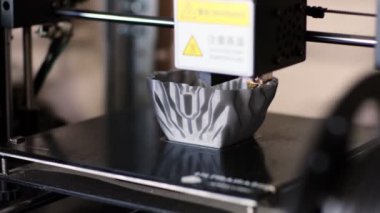 3D yazıcının sıcak ucu dükkanda plastik vazo yapıyor