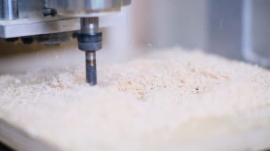 Otomatik makine matkapla kareyi tahtadan keser