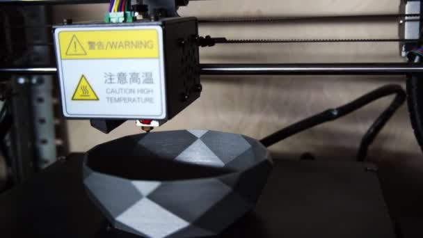 Горячий конец 3D-принтера наносит пластик, чтобы сделать чашку в магазине — стоковое видео