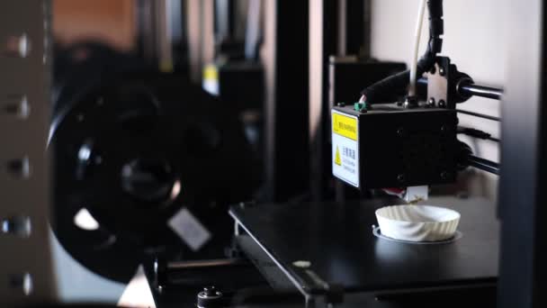 3D nyomtató forró végű alkalmazza műanyag, hogy fehér csésze — Stock videók