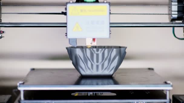 Punta caliente de la impresora 3d hace recipiente elegante en el taller — Vídeo de stock