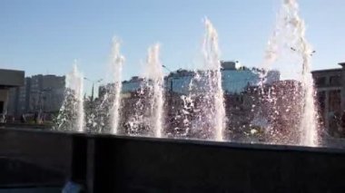 Yazın şehir meydanında atlayan su jetleri olan çeşme.