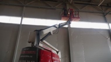 İşçiler beşikte duran metal leşin detaylarını kaynak yaparlar.