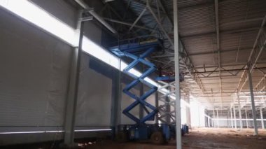 Dükkanda leşle çalışan işçilerle makas kaldırma.