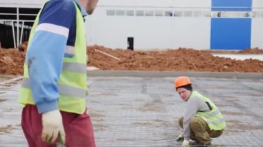 Çalışanlar yere kapaklı metal şebeke döşüyorlar