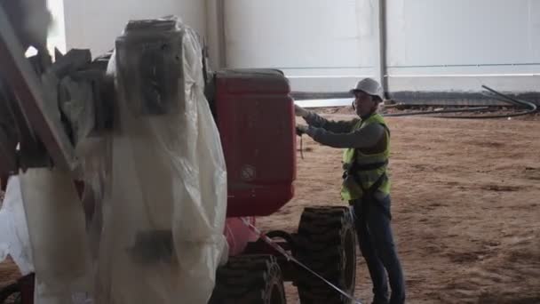 Le travailleur appuie sur les touches sur le panneau de commande de la grande machine rouge — Video