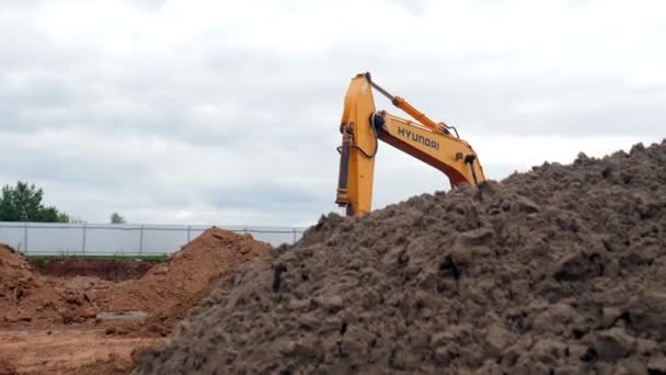 Baggerlaster bringt Erde mit Schaufel auf Baustelle — Stockvideo