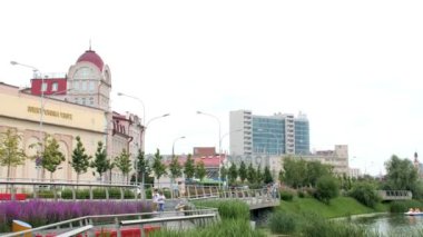 Aile şehir seti boyunca çiçekler ve sazlıklarla yürür.