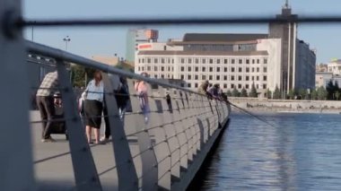 Şehir duvarında çocukları ve balıkçıları olan insanlar