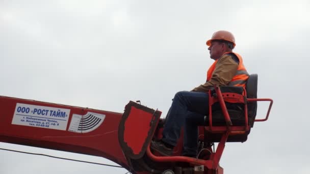 建設現場でのトラッククレーンの従業員制御アーム — ストック動画