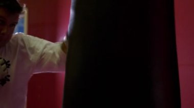 Kimonolu sporcu antrenmanda kum torbasını yendi.