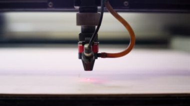 Lazer kesme makinesi ahşap yakın görüş ile çalışır.