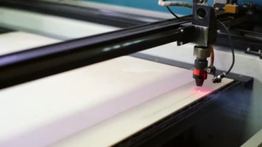 Lazer ve matkapla kesme makineleri kalasla çalışır