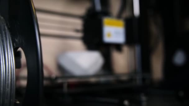 Bewegung zu 3D-Drucker Herstellung Tasse mit Kunststoffschichten im Geschäft — Stockvideo