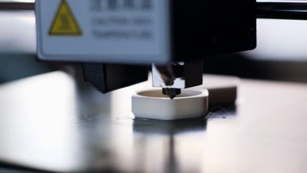 Impresora 3d hace artículo aplicando capas de plástico caliente en la tienda — Vídeos de Stock