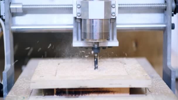 Řezací stroj dělá díru v dřevěné části v obchodě — Stock video