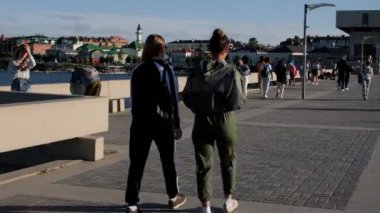 İnsanlar gökkuşağıyla çeşmelere karşı yürür ve selfie çekerler.